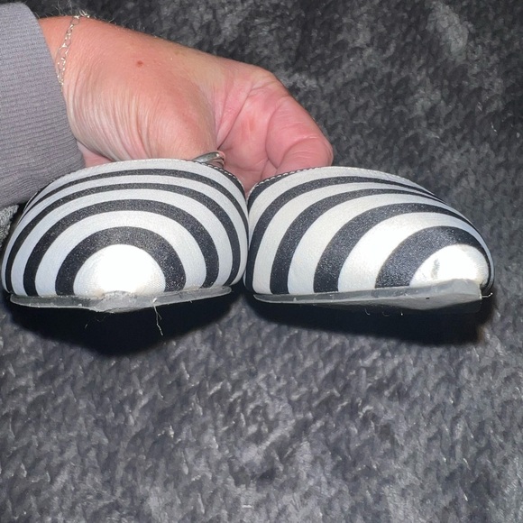 Journee Collection Striped Black and White Flats - Picture 6 of 6